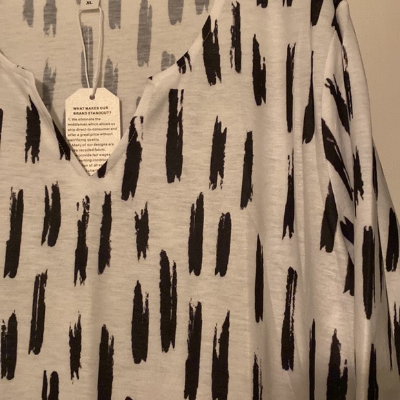 Womens dress. Size large. New with tags. Lightweight - Picture 4 of 5